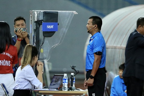 Vòng 2 V-League 2023-2024 có 3 trận áp dụng VAR - Ảnh 2. Trọng tài chính Nguyễn Đình Thái xem lại VAR ở trận Hải Phòng - Hoàng Anh Gia Lai - Ảnh: HOÀNG TÙNG