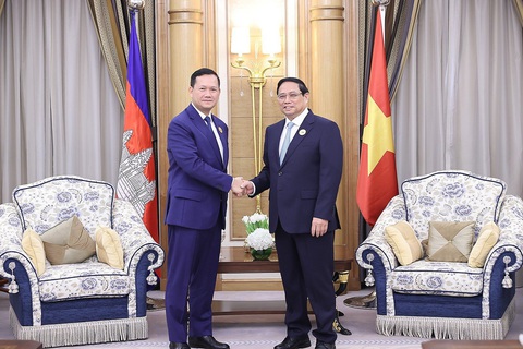 Bàn thảo ý tưởng du lịch “một hành trình, ba điểm đến” Campuchia, Lào và Việt Nam - Ảnh 1. Thủ tướng Phạm Minh Chính (phải) đã có cuộc tiếp xúc song phương với Thủ tướng Campuchia Hun Manet - Ảnh: D.GIANG