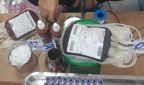 Thiếu máu, chế phẩm máu vẫn tiếp diễn, ngày càng trầm trọng ở miền Tây Nam bộ - Ảnh 1. Thiếu túi lấy máu và vật tư hóa chất xét nghiệm máu khiến nguồn máu cạn kiệt tại ngân hàng máu Bệnh viện Huyết học - Truyền máu Cần Thơ - Ảnh: T.LŨY