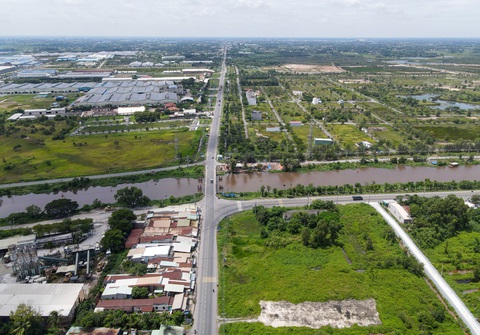Vùng Đông Nam Bộ kiến nghị trung ương hỗ trợ vốn làm các đường vành đai - Ảnh 2. Đường vành đai 4 đoạn giáp ranh TP.HCM và Long An - Ảnh: CHÂU TUẤN