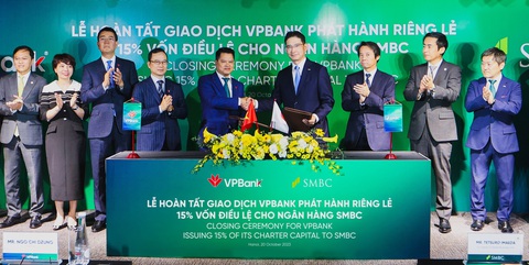 VPBank và SMBC chính thức về một nhà - Ảnh 1. Lãnh đạo VPBank và SMBC trao đổi văn bản chứng minh đã hoàn thành nhiệm vụ phát hành cổ phiếu riêng lẻ - Ảnh: VPB