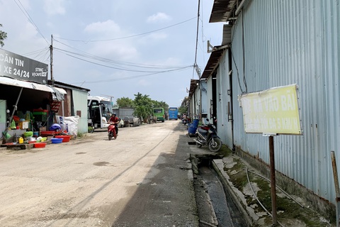 Quận Bình Tân: Hàng trăm căn nhà xây 'lụi' phải phá dỡ, trách nhiệm địa phương ở đâu? - Ảnh 4. Kho hàng này nguồn gốc là đất công, sử dụng không đúng mục đích, quận Bình Tân đề xuất thu hồi - Ảnh: PHƯƠNG NHI