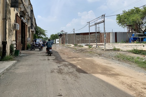 Quận Bình Tân: Hàng trăm căn nhà xây 'lụi' phải phá dỡ, trách nhiệm địa phương ở đâu? - Ảnh 3. Kho hàng số 561 Kinh Dương Vương bắt đầu tháo dỡ các hạng mục xây 'lụi' thêm - Ảnh: PHƯƠNG NHI