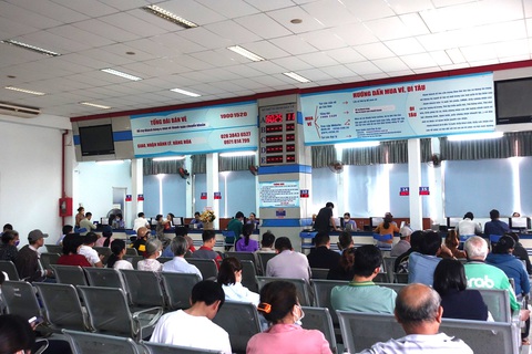 Đã bán hơn 35.000 vé tàu Tết 2024 - Ảnh 1. Người dân ngồi chờ mua vé Tết Giáp Thìn 2024 tại ga Sài Gòn - Ảnh: P.N.
