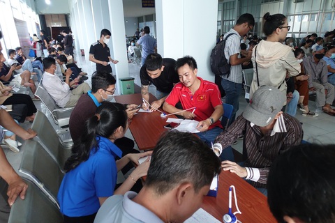 Đã bán hơn 35.000 vé tàu Tết 2024 - Ảnh 2. Người dân làm thủ tục mua vé tàu Tết 2024 - Ảnh: P.N.