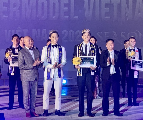 Trao giải quán quân Fitness Supermodel Vietnam 2023 cho Vũ Tiến Trường - Ảnh: HOÀI PHƯƠNG Trao giải quán quân Fitness Supermodel Vietnam 2023 cho Vũ Tiến Trường - Ảnh: HOÀI PHƯƠNG