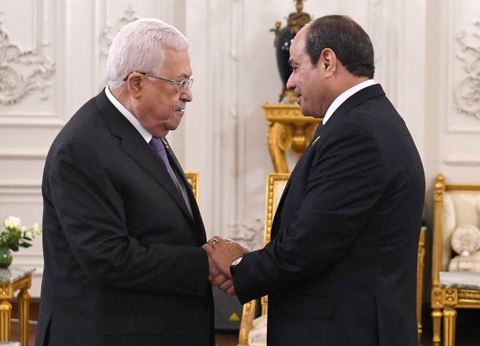 Các nước Ả Rập chỉ chích Israel 'dội bom' Dải Gaza - Ảnh 1. Tổng thống Ai Cập Abdel Fattah al-Sisi (phải) bắt tay nhà lãnh đạo chính quyền Palestine Mahmoud Abbas tại hội nghị thượng đỉnh ngày 21-10 ở Cairo (Ai Cập) - Ảnh: REUTERS