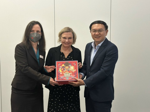 Lần đầu tiên TP.HCM có gian hàng tại Hội sách Frankfurt - Ảnh 3. Giám đốc Sở Thông tin và Truyền thông TP.HCM Lâm Đình Thắng tặng quà lưu niệm Phó chủ tịch Hội Xuất bản Hội sách Frankfurt Claudia Kaiser.