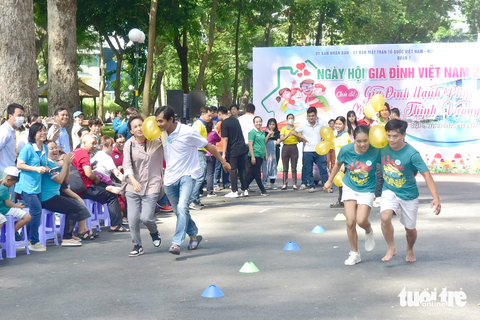 Các gia đình trẻ tiêu biểu ở quận 1, TP.HCM tham gia Ngày hội Gia đình VN - Ảnh: T.T.D. Các gia đình trẻ tiêu biểu ở quận 1, TP.HCM tham gia Ngày hội Gia đình VN - Ảnh: T.T.D.