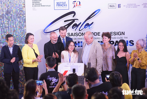 BST Quê mẹ của Trà My chiến thắng cuộc thi 'Fashion in Paris' - Ảnh 1. Đặng Thị Trà My nhận giải nhất cuộc thi "Fashion in Paris" trong đêm Gala trao giải tối 20-10 - Ảnh: H.VY