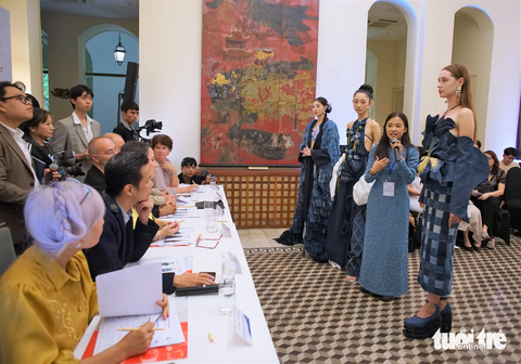 BST Quê mẹ của Trà My chiến thắng cuộc thi 'Fashion in Paris' - Ảnh 5. Nhà thiết kế trẻ Nguyễn Nhật Nghi thuyết trình về bộ sưu tập Mùa hoa trước ban giám khảo Fashion in Paris - Ảnh: H.VY
