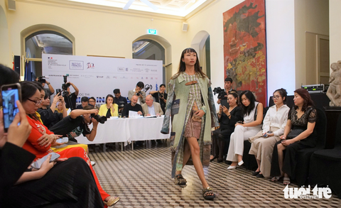 BST Quê mẹ của Trà My chiến thắng cuộc thi 'Fashion in Paris' - Ảnh 7. Trình diễn thiết kế bộ sưu tập Làm sao chúng ta có thể quên của Khánh Duy - Ảnh: H.VY