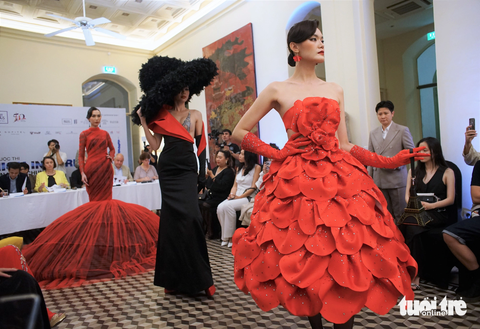 BST Quê mẹ của Trà My chiến thắng cuộc thi 'Fashion in Paris' - Ảnh 9. BST Quê mẹ của Trà My chiến thắng cuộc thi 'Fashion in Paris' - Ảnh 9.
