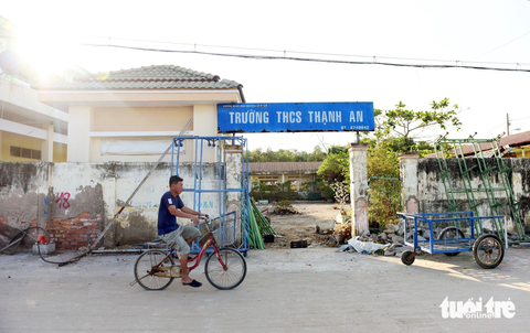 Cần Giờ kiến nghị gì để gỡ vướng xây dựng mới Trạm Y tế xã đảo Thạnh An? - Ảnh 3. Cách trạm y tế không xa là Trường trung học cơ sở Thạnh An (cũ) diện tích gần 2.000m² với ba dãy nhà cấp 4 bỏ hoang nhiều năm nay. Đây là địa điểm được đề xuất xây dựng trạm y tế mới, nhưng đến nay vẫn chưa thể khởi động - Ảnh: DUYÊN PHAN