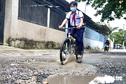 Cảnh học sinh sụp 'ổ gà' trên những tuyến đường 'nát' ở TP.HCM - Ảnh 3. Một học sinh sụp "ổ gà" trên đường Giác Đạo - Ảnh: TIẾN QUỐC