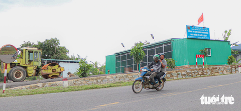 Công ty TNHH Xây Dựng Phan Đình lấn, chiếm đất thuộc lâm phần do Ban quản lý rừng phòng Hộ Krông Pha quản lý Công ty TNHH Xây Dựng Phan Đình đã thực hiện hành vi dựng nhà tiền chế, rải nhựa đường kết hợp đổ xà bần dôi dư sau khi sữa chữa, khắc phục mặt đường Quốc lộ 27 để lại. Công ty TNHH Xây dựng Phan Đình lấn chiếm đất thuộc hành lang bảo vệ an toàn quốc lộ 27 - Ảnh: DUY NGỌC