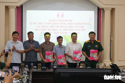 Đồng Tháp bàn giao thêm hồ sơ 4 mỏ cát cho cao tốc Cần Thơ - Cà Mau - Ảnh 1. Tỉnh Đồng Tháp bàn giao hồ sơ 4 mỏ cát cho nhà thầu - Ảnh: ĐẶNG TUYẾT