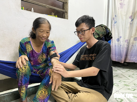 Suốt 12 năm qua Lâm Hoàng Duy luôn ân cần chăm sóc mẹ bệnh - Ảnh: LAN NGỌC Suốt 12 năm qua Lâm Hoàng Duy luôn ân cần chăm sóc mẹ bệnh - Ảnh: LAN NGỌC