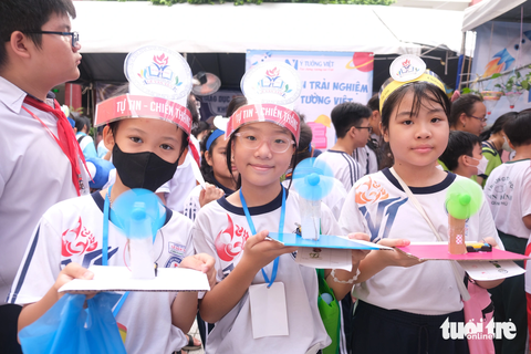 Gần 1000 học sinh, giáo viên tham gia ngày hội Giáo dục STEM - Ảnh 1. Nhóm học sinh Trường tiểu học Lê Văn Tám, quận Tân Phú thích thú khoe những chiếc quạt tự làm khi tham gia Ngày hội giáo dục STEM - Ảnh: NGỌC PHƯỢNG