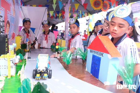 Gần 1000 học sinh, giáo viên tham gia ngày hội Giáo dục STEM - Ảnh 7. Mô hình thùng rác thông minh của nhóm học sinh lớp 5 Trường tiểu học Hiệp Tân, quận Tân Phú sáng tạo ra - Ảnh: NGỌC PHƯỢNG