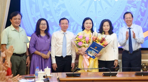 Bà Vũ Thị Huỳnh Mai làm Chủ nhiệm Ủy ban về Người Việt Nam ở nước ngoài TP.HCM - Ảnh 1. Chủ tịch UBND TP.HCM Phan Văn Mãi (bìa phải) cùng các đại biểu tặng hoa cho bà Vũ Thị Huỳnh Mai - Ảnh: L.H.