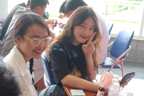 Đến ngày hội Tân sinh viên chạy việt dã, thi đấu game - Ảnh 3. Giải thể thao điện tử cũng khá thu hút các nữ game thủ tranh tài - Ảnh: KHÁNH HUYỀN