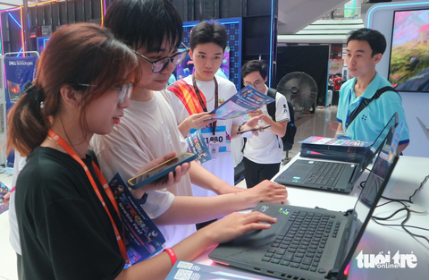 Đến ngày hội Tân sinh viên chạy việt dã, thi đấu game - Ảnh 7. Sinh viên thích thú dùng thử máy tại các gian hàng công nghệ của ngày hội - Ảnh: KHÁNH HUYỀN