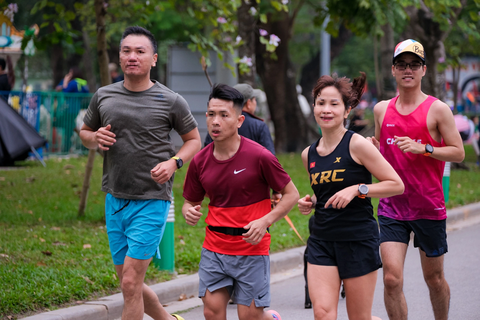 Người dân chạy bộ tại công viên ở Hà Nội - Ảnh: NAM TRẦN Người dân chạy bộ tại công viên ở Hà Nội - Ảnh: NAM TRẦN