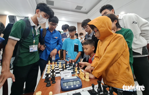 Đến ngày hội Tân sinh viên chạy việt dã, thi đấu game - Ảnh 5. Bàn cờ vua thu hút rất đông sự theo dõi của các sinh viên, cổ động viên nhí - Ảnh: CÔNG TRIỆU