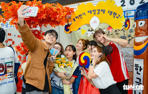 Đậm 'chất Hàn' ở lễ hội chữ Hàn Hangeul Festival - Ảnh 2. Sinh viên giao lưu tại các gian hàng văn hóa Hàn của lễ hội - Ảnh: CÔNG TRIỆU