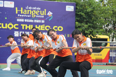 Đậm 'chất Hàn' ở lễ hội chữ Hàn Hangeul Festival - Ảnh 6. Nhóm sinh viên Trường đại học Ngoại ngữ - Tin học TP.HCM thi kéo co tại lễ hội - Ảnh: CÔNG TRIỆU