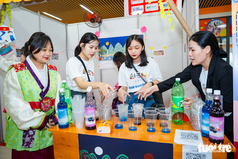 Đậm 'chất Hàn' ở lễ hội chữ Hàn Hangeul Festival - Ảnh 7. Sinh viên trong trang phục truyền thống của Hàn Quốc - Ảnh: KHÁNH HUYỀN