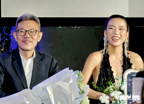 Nhạc sĩ Quốc Bảo và ca sĩ Trini, giọng ca thể hiện các ca khúc của anh trong album "Chân dung" - Ảnh: MI LY Nhạc sĩ Quốc Bảo và ca sĩ Trini, giọng ca thể hiện các ca khúc của anh trong album "Chân dung" - Ảnh: MI LY