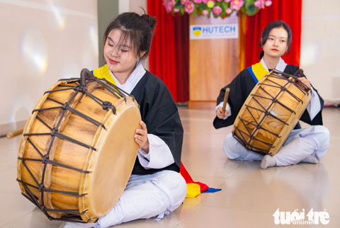 Đậm 'chất Hàn' ở lễ hội chữ Hàn Hangeul Festival - Ảnh 1. Sinh viên biểu diễn các tiết mục văn nghệ mang nét văn hóa Hàn - Ảnh: CÔNG TRIỆU