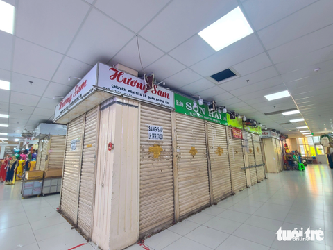 Bà nội trợ mua sắm dè sẻn, tiểu thương "đuối" phải đóng sạp - Ảnh 1. Vắng khách nên nhiều sạp hàng tại chợ An Đông đóng cửa treo biến sang sạp. Tuy nhiên việc kiếm được khách thuê là không dễ