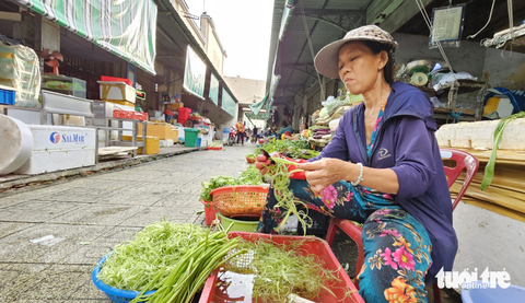Bà nội trợ mua sắm dè sẻn, tiểu thương "đuối" phải đóng sạp - Ảnh 2. Dù chưa hết ngày nhưng hầu hết các tiểu thương ngành hàng tươi sống ở chợ Bến Thành đã đóng cửa