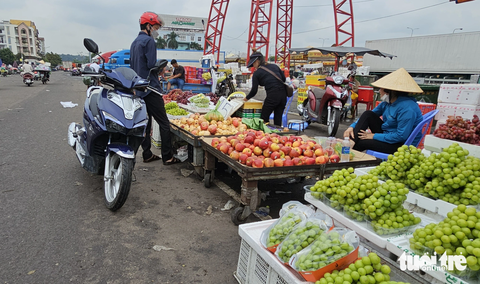 Bà nội trợ mua sắm dè sẻn, tiểu thương "đuối" phải đóng sạp - Ảnh 3. Là đơn vị cung cấp lượng lớn nông sản cho TP.HCM và các tỉnh, nhưng sức mua đối với nhiều mặt hàng tại chợ đầu mối nông sản thực phẩm Thủ Đức (TP Thủ Đức) hiện còn chậm
