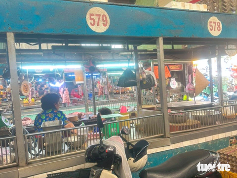Bà nội trợ mua sắm dè sẻn, tiểu thương "đuối" phải đóng sạp - Ảnh 4. Trưa 21-10, ngành hàng thịt trong chợ Bà Chiểu vắng hoe