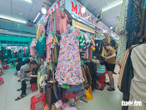 Bà nội trợ mua sắm dè sẻn, tiểu thương "đuối" phải đóng sạp - Ảnh 5. Một số tiểu thương tại chợ An Đông ngồi chờ khách