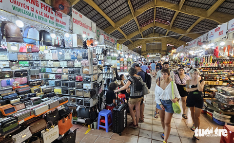 Bà nội trợ mua sắm dè sẻn, tiểu thương "đuối" phải đóng sạp - Ảnh 7. Là chợ du lịch, lượng du khách đến chợ Bến Thành tăng dần so với đầu năm. Tuy nhiên, "khách đi nhiều nhưng ít mua"