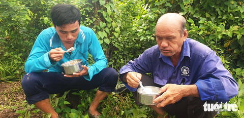 Bữa trưa vội của hai cha con với cá phi Minh giăng lưới được từ hôm trước - Ảnh: THANH HUYỀN Bữa trưa vội của hai cha con với cá phi Minh giăng lưới được từ hôm trước - Ảnh: THANH HUYỀN