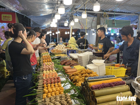 Món ngon nào làm "Rạng danh ẩm thực Việt"? - Ảnh 1. Du khách tìm đến lễ hội để thưởng thức các món ăn truyền thống đến từ ba miền, nhưng không được thỏa mãn - Ảnh: HẢI KIM