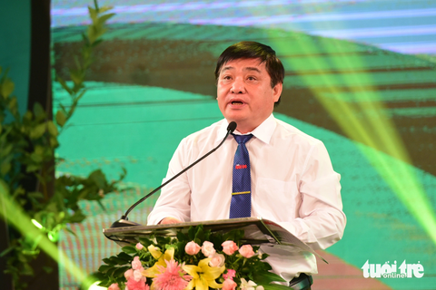Ông Lê Thế Chữ - Tổng biên tập báo Tuổi Trẻ phát biểu tại buổi trao học bổng - Ảnh: DUYÊN PHAN Ông Lê Thế Chữ - tổng biên tập báo Tuổi Trẻ - phát biểu tại buổi trao học bổng - Ảnh: DUYÊN PHAN