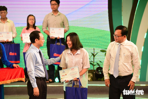 Ông Nguyễn Văn Hiếu, Bí thư Thành ủy TP Cần Thơ (bên trái) cùng ông Nguyễn Trung Nhân - chủ tịch Ủy ban Mặt trận tổ quốc VN TP Cần Thơ trao học bổng cho các bạn tân sinh viên - Ảnh: DUYÊN PHAN Ông Nguyễn Văn Hiếu, bí thư Thành ủy TP Cần Thơ (bên trái) cùng ông Nguyễn Trung Nhân, chủ tịch Ủy ban Mặt trận Tổ quốc VN TP Cần Thơ, trao học bổng cho các bạn tân sinh viên - Ảnh: DUYÊN PHAN