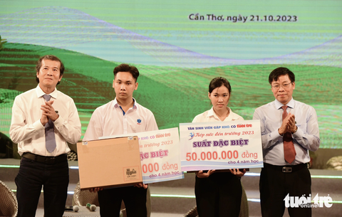 PGS-TS Nguyễn Xuân Hoàn (bên phải) hiệu trưởng Trường ĐH Công Thương TP. HCM cùng ông Phan Văn Tâm - Phó tổng giám đốc Công ty cổ phần phân bón Bình Điền trao các phần học bổng đặc biệt cho tân sinh viên - Ảnh: DUYÊN PHAN PGS.TS Nguyễn Xuân Hoàn (bìa phải), hiệu trưởng Trường ĐH Công Thương TP.HCM cùng ông Phan Văn Tâm, phó tổng giám đốc Công ty cổ phần phân bón Bình Điền, trao các phần học bổng đặc biệt cho tân sinh viên - Ảnh: DUYÊN PHAN