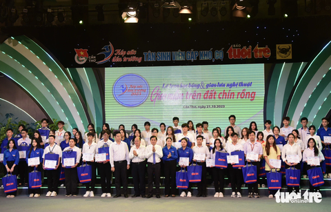 Tiếp sức đến trường - Ảnh 12. Tân sinh viên nhận học bổng chụp hình lưu niệm cùng ban tổ chức, các đại biểu, nhà tài trợ - Ảnh: DUYÊN PHAN