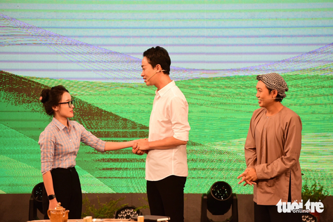 Tiểu phẩm Tân sinh viên gặp khó, có báo Tuổi Trẻ, biên kịch Trung Dũng KQĐ và Ngọc Diệp, diễn viên Hải Triều và 5 Chà biểu diễn - Ảnh: DUYÊN PHAN Tiểu phẩm Tân sinh viên gặp khó, có báo Tuổi Trẻ, biên kịch Trung Dũng KQĐ và Ngọc Diệp, diễn viên Hải Triều và 5 Chà biểu diễn - Ảnh: DUYÊN PHAN