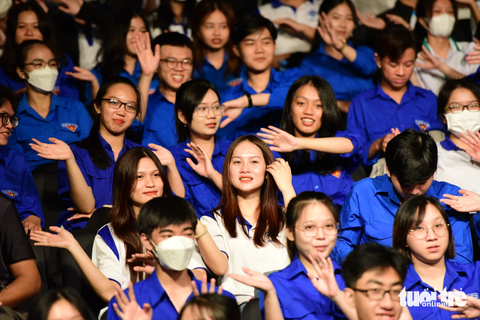 Lễ trao học bổng Tiếp sức đến trường và giao lưu nghệ thuật chủ đề Gieo mầm trên đất chín rồng do báo Tuổi Trẻ phối hợp với Thành Đoàn TP Cần Thơ, Công ty cổ phần phân bón Bình Điền tổ chức, được truyền hình trực tiếp trên VTV Cần Thơ Đài truyền hình Việt Nam và trực tiếp trên tuoitre.vn - Ảnh: DUYÊN PHAN