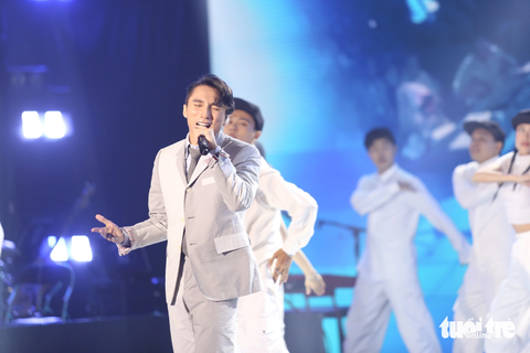 Hà An Huy trở thành quán quân Vietnam Idol 2023 - Ảnh 5. Trong phần giao lưu với MC Đức Bảo, Sơn Tùng đã nhắc đến kỷ niệm dừng chân tại vòng loại "Vietnam Idol" với ca khúc "Không còn mùa thu" - Ảnh: PHƯƠNG QUYÊN