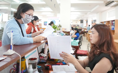 Người dân làm thủ tục giải quyết bảo hiểm tại Bảo hiểm xã hội TP.HCM - Ảnh: HỮU HẠNH Người dân làm thủ tục giải quyết bảo hiểm tại Bảo hiểm xã hội TP.HCM - Ảnh: HỮU HẠNH